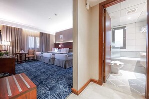 Habitación triple clásica | Caja de seguridad en la habitación y escritorio