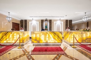 In-room safe, desk - Shaza Regency Plaza (Madinah)