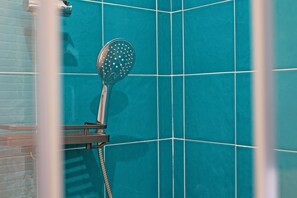 Quarto casal standard | Banheiro | Secador de cabelo, toalhas de banho, sabonete, papel higiênico