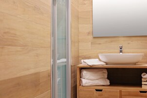 Familien-Vierbettzimmer | Badezimmer | Haartrockner, Handtücher, Seife, Toilettenpapier