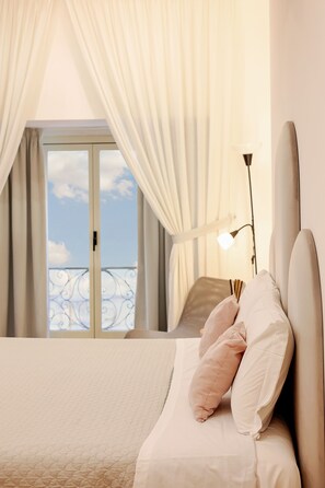 Family Quadruple Room | Down comforters, memory foam beds, desk, laptop workspace - U259B&b Napoli (Naples)