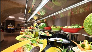 Un buffet proposant divers plats et agrémenté d’un élément décoratif central.