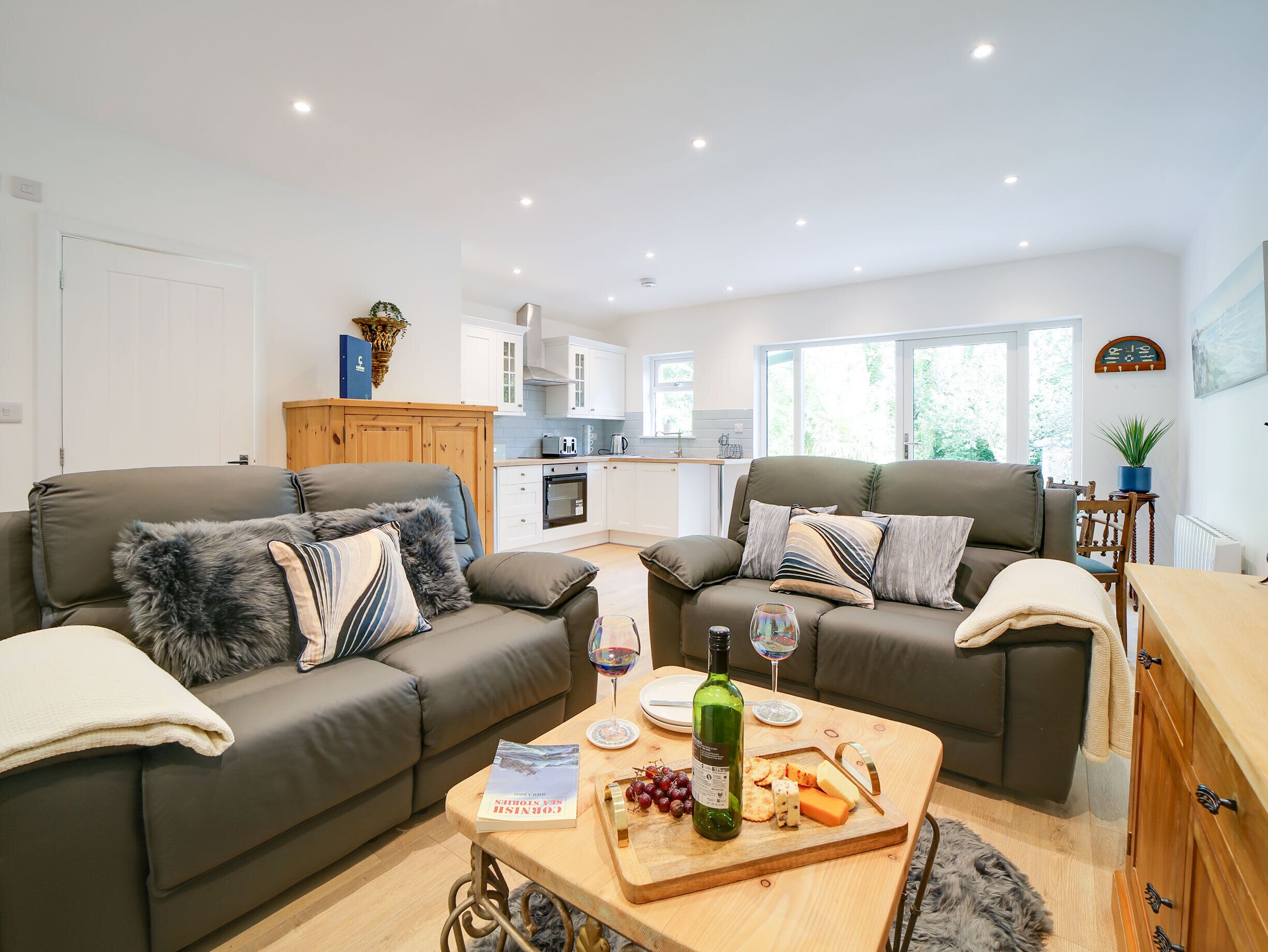 Fernseher, DVD-Player, Bücher