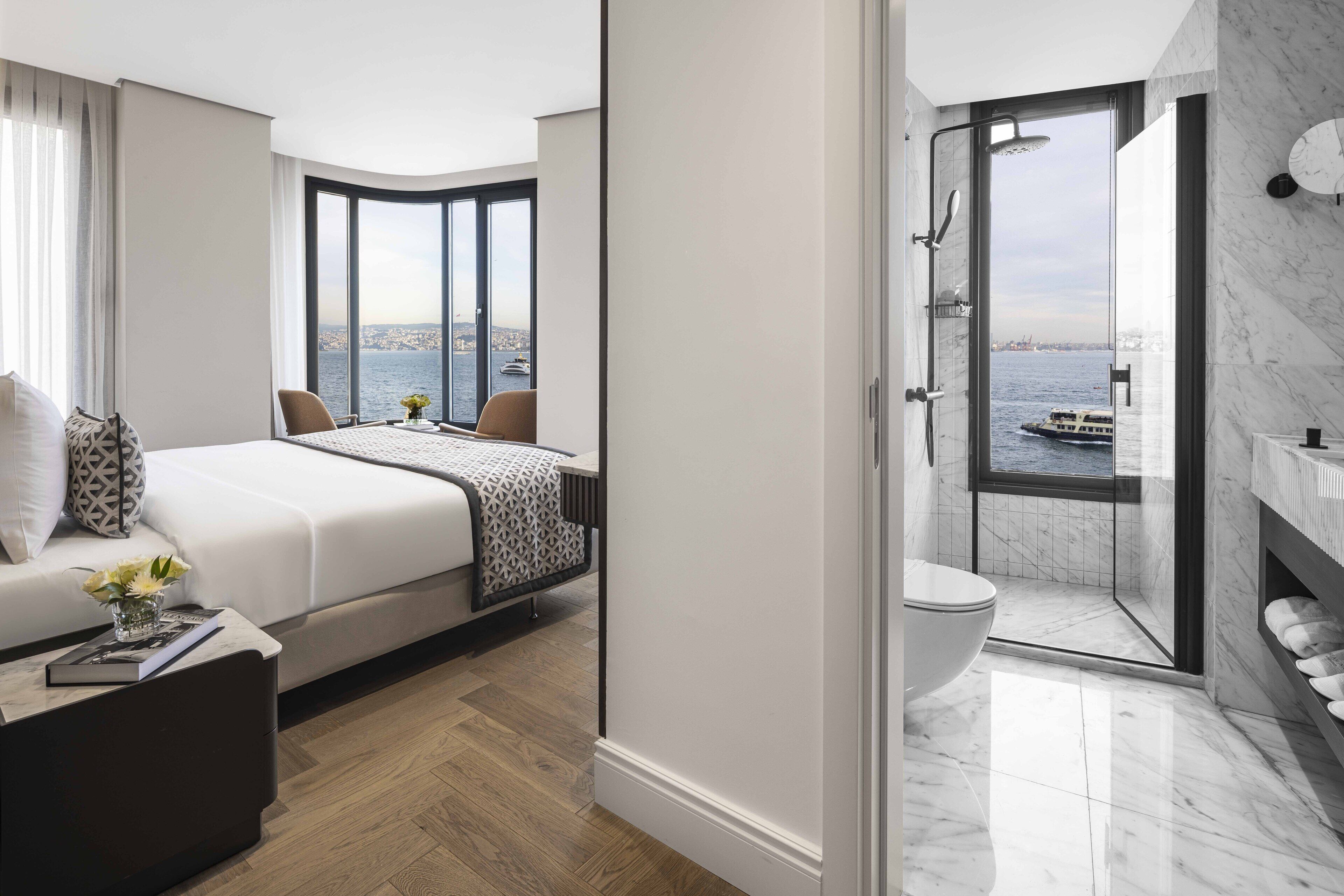 Minibar, caja de seguridad en la habitación y escritorio 