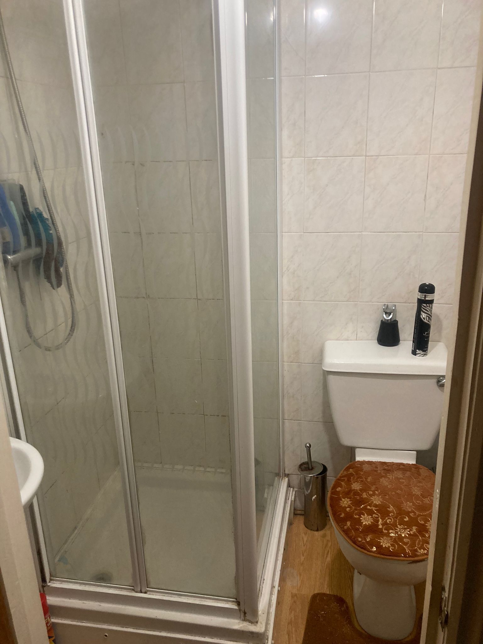 Studio | Salle de bain | Douche, serviettes fournies