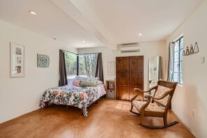 5 bedrooms, desk, iron/ironing board, WiFi