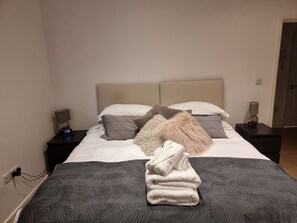 2 habitaciones, escritorio, tabla de planchar con plancha y wifi