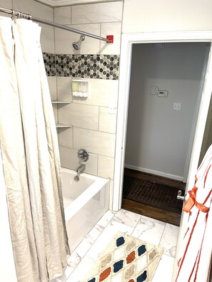 Secador de pelo, toallas, jabón, papel higiénico