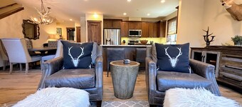 Exquisite & Spacious - 2 hot tubs & garages, adjacent to Canyon, Ski in/out