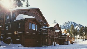 Exterior - Exquisite & Spacious - 2 hot tubs & garages, adjacent to Canyon, Ski in/out (Mammoth Lakes)