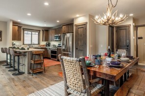 冰箱、微波炉、烤箱、炉灶