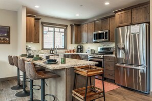 冰箱、微波炉、烤箱、炉灶