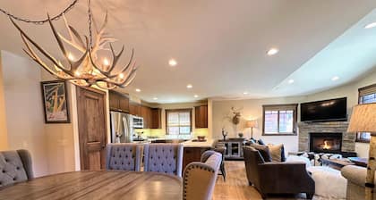 Exquisite & Spacious - 2 hot tubs & garages, adjacent to Canyon, Ski in/out