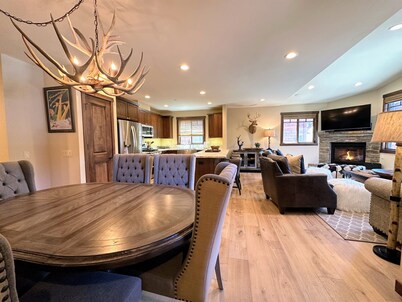 Exquisite & Spacious - 2 hot tubs & garages, adjacent to Canyon, Ski in/out