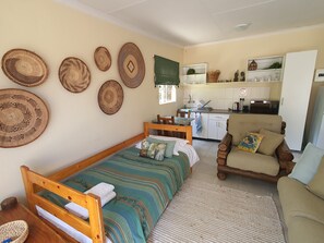 Comfort Triple Room | Living area - KatiKati Eco Lodge (Mbombela)