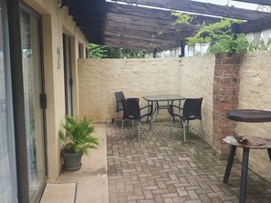 Comfort Triple Room | Terrace/patio - KatiKati Eco Lodge (Mbombela)