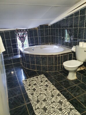 Family Apartment | Bathroom - KatiKati Eco Lodge (Mbombela)