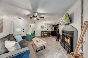 Una Smart TV, una chimenea