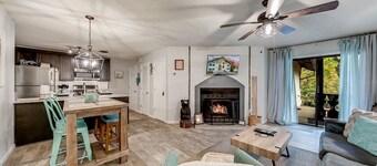 River's Song Condo- Convenient for Walking