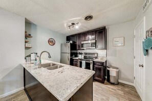 冰箱、微波炉、烤箱、炉灶