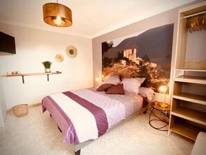 6 quartos, ferros/tábuas de passar roupa, berço de viagem