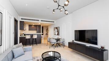 Apartamento luxo | Área de estar | Smart TV 55 polegadas com canais a cabo