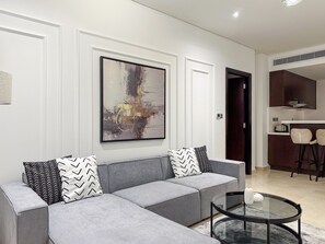Apartament Deluxe | Sala d'estar | Televisor intel·ligent de 55 polzades amb canals per cable