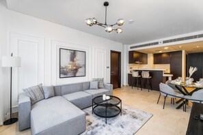 Appartement Deluxe | Aire de séjour | Téléviseur connecté de 55 po avec télévision par câble