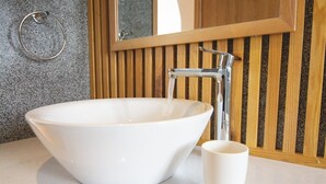 A white vessel sink with a faucet, a white mug, and a towel ring on a countertop. - Lime Villa - Twin
Rilassati e ricaricati in quest'oasi di quiete ed eleganza. (Hội An)