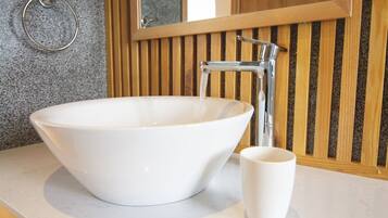 Douche, sèche-cheveux, bidet, serviettes fournies