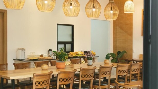 A dining area with a long wooden table, wicker pendant lights, and several chairs. - Lime Villa - Twin
Rilassati e ricaricati in quest'oasi di quiete ed eleganza. (Hội An)