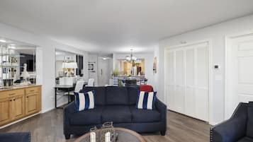 Een smart-tv en een open haard