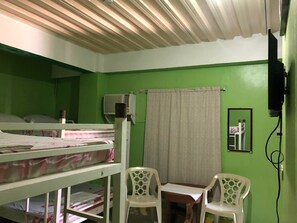 Habitación familiar | 6 habitaciones, escritorio y espacio para trabajar con laptop