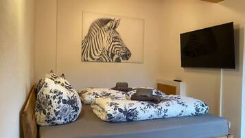 1 Schlafzimmer, Schreibtisch, Bügeleisen/Bügelbrett, Reisekinderbett