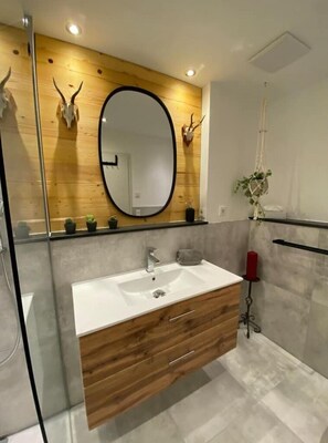 Shower, free toiletries, hair dryer, towels