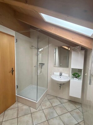 Shower, free toiletries, hair dryer, towels - Schöne Ferienwohnung "hubertus" im Dachgeschoss (Holzkirchen)