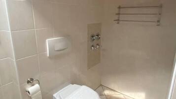 Dusche, kostenlose Toilettenartikel, Haartrockner, Handtücher