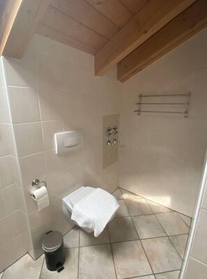 Shower, free toiletries, hair dryer, towels - Schöne Ferienwohnung "hubertus" im Dachgeschoss (Holzkirchen)