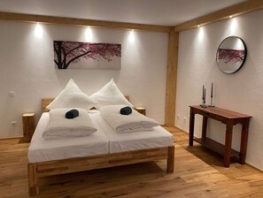 1 室のベッドルーム、デスク、アイロン / アイロン台、WiFi (無料)