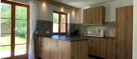 Frigorífico, horno, placa de cocina y lavavajillas