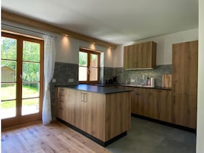 Frigorifero, forno, piano cottura, lavastoviglie