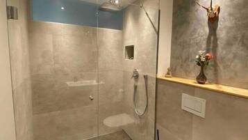 Dusche, kostenlose Toilettenartikel, Haartrockner, Handtücher