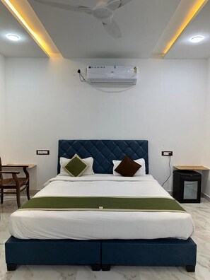 1 bedroom, bed sheets - Gujarat Resort Jaisalmer (Jaisalmer)