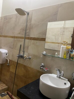 Villa | Baño | Bañera y ducha independientes, bañera profunda y secador de pelo
