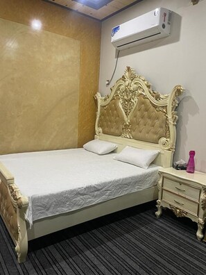 3 bedrooms, iron/ironing board, free WiFi, bed sheets - Warraich Villa gt Raod Gujrat Entire (Gujrat)