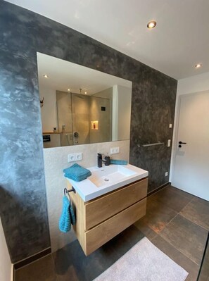 Dusche, Haartrockner, Handtücher, Seife