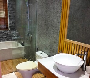 Douche, sèche-cheveux, bidet, serviettes fournies