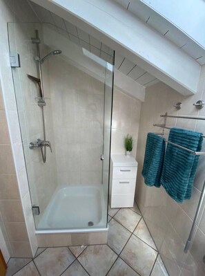 Dusche, kostenlose Toilettenartikel, Haartrockner, Handtücher