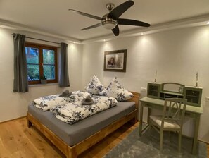 2 Schlafzimmer, Schreibtisch, BĂŒgeleisen/BĂŒgelbrett, kostenloses WLAN