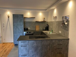 Réfrigérateur, four, plaque de cuisson, lave-vaisselle